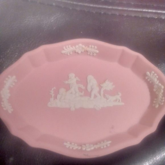 Wedge Wood Jasper White on pink 1 of 3 cherubs mini  oval tray - Picture 1 of 8